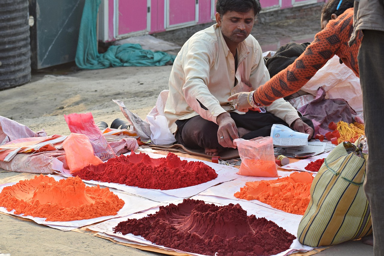 होळीतील नैसर्गिक रंग कसे ओळखावे आणि घरीच कसे तयार करावे?