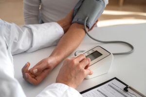 कमी रक्तदाब (Hypotension) धोकादायक कधी ठरतो?
